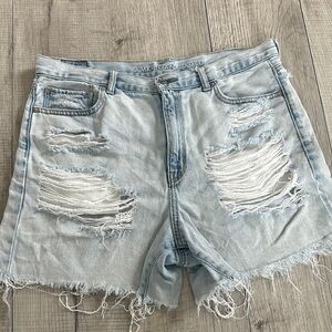 American Eagle Women's Light Blue Distressed Mom Shorts